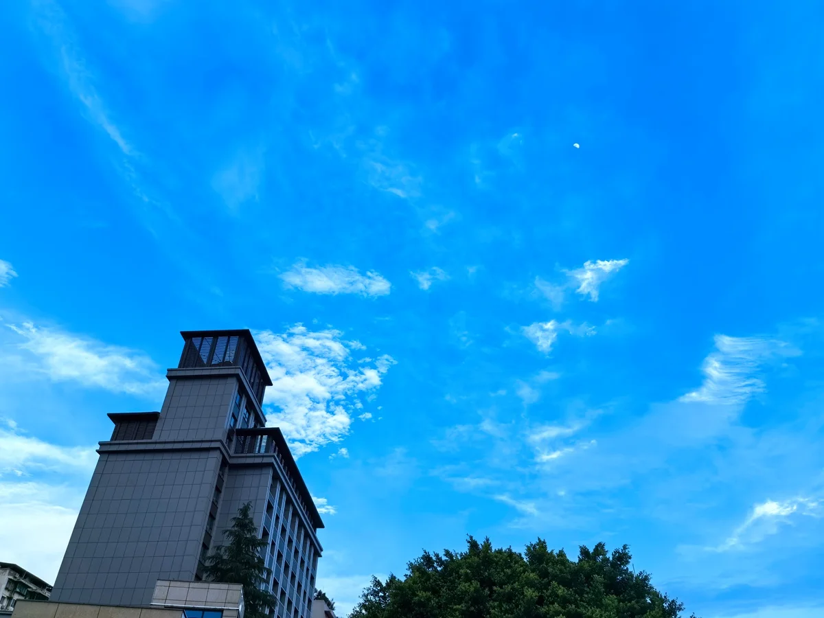 6月的云阳，天空很美，太阳刚下山，月亮出来多时了！