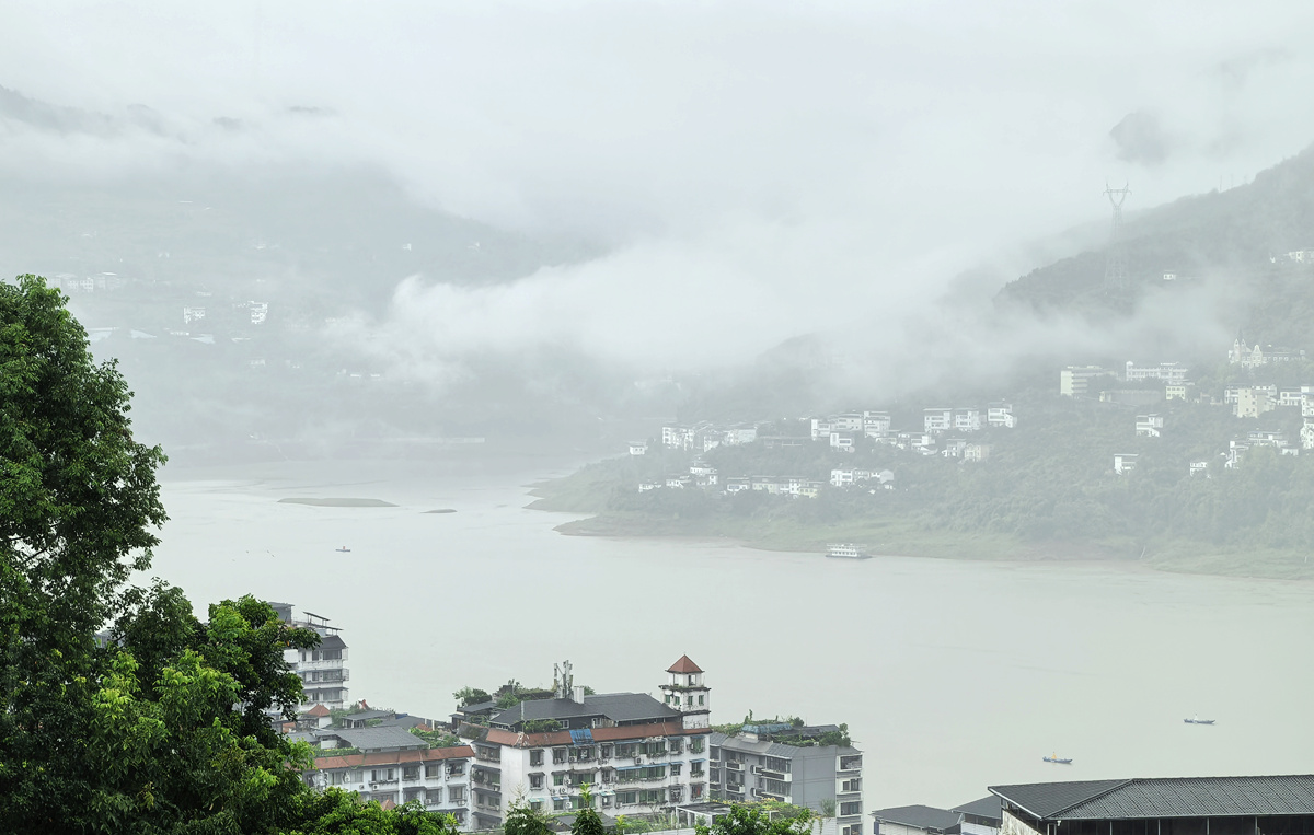 云阳雨雾中随拍过船，犹如仙境！