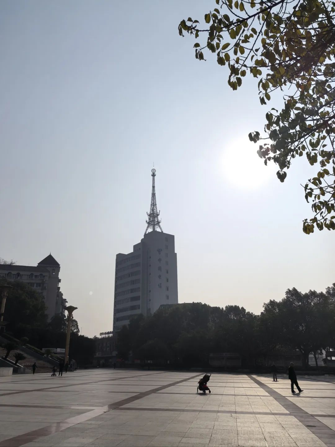 云阳群益广场上午11:00随拍！太阳出来喜洋洋