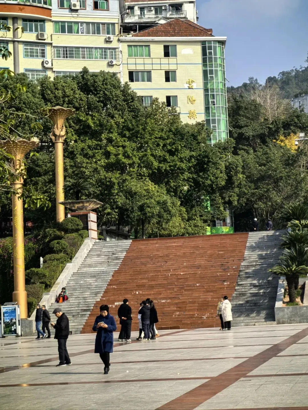 云阳群益广场随拍，太阳出来了，出门晒太阳哟！