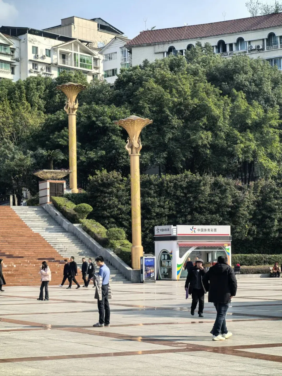 云阳群益广场随拍，太阳出来了，出门晒太阳哟！