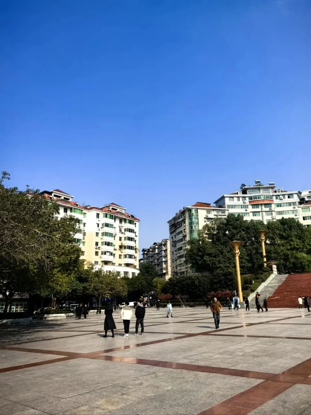 云阳群益广场随拍，太阳出来了，出门晒太阳哟！