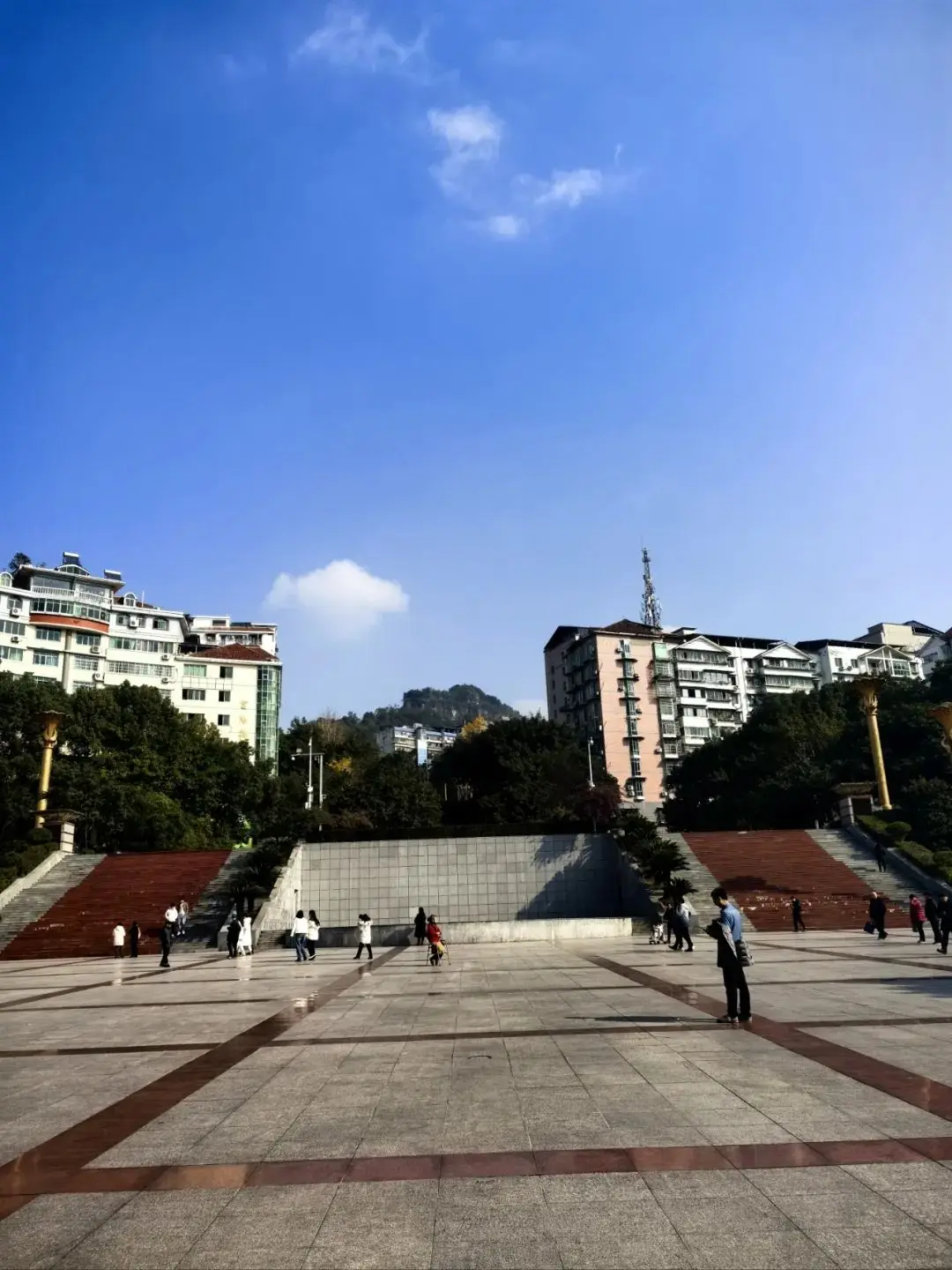 云阳群益广场随拍，太阳出来了，出门晒太阳哟！